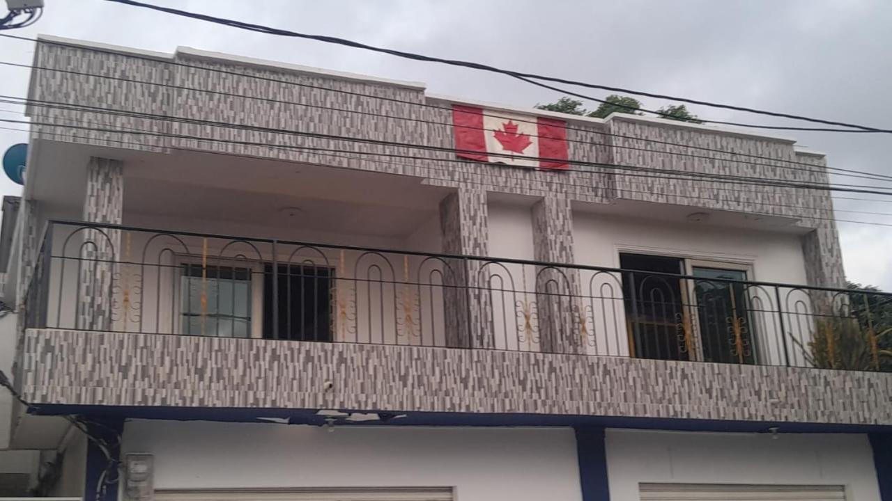 Canadian House โตลู ภายนอก รูปภาพ